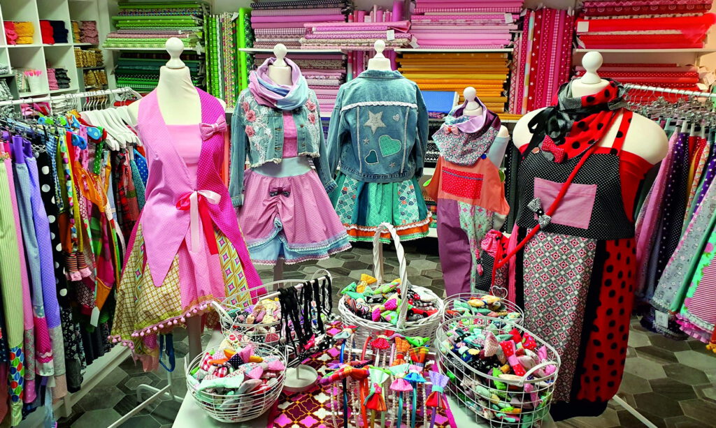 Individuelle Karnevalsmode für Damen und Herren bei Moda Querida in Rheinbrohl Blick in die Geschäftsräume